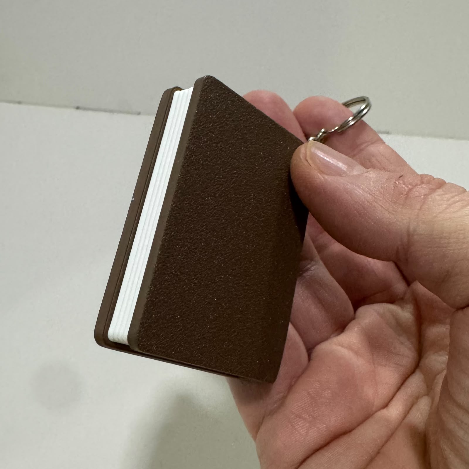 Chaveiro Bíblia Sagrada NFC Versículo Diário Impressão 3D Mini - Imagem 5